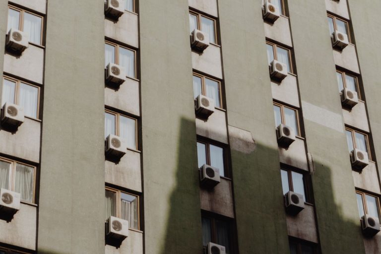 Aires acondicionados 9000 BTU en edificio residencial