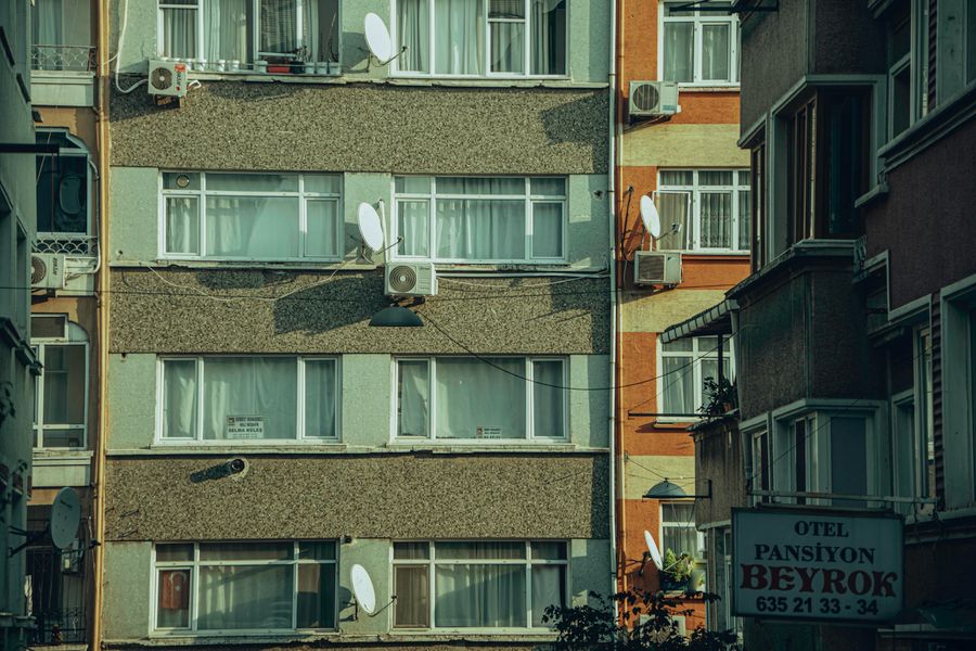Aires acondicionados de ventana en edificio urbano