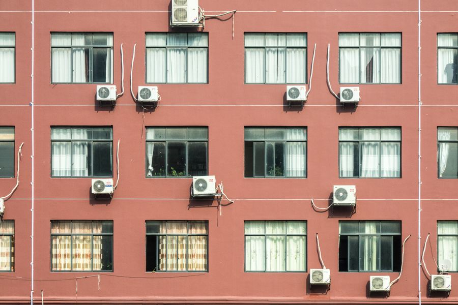 Aires de ventana en edificio urbano