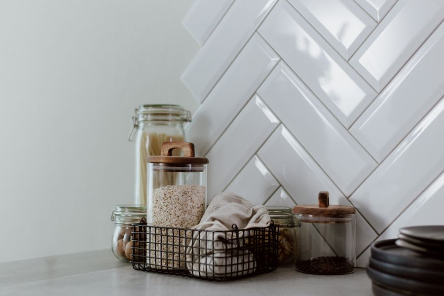 Alimentos secos en cocina organizada