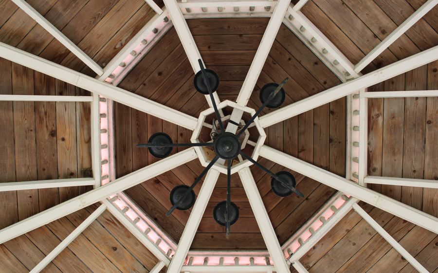 Arquitectura de techo de madera geométrica