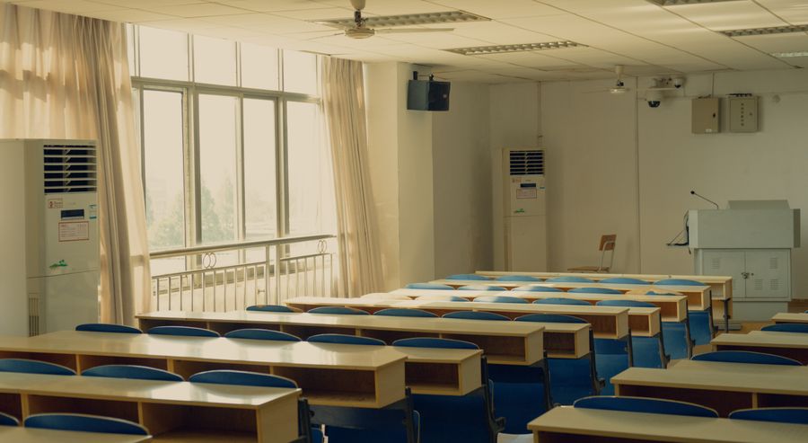 Aula vacía sin ventilación natural