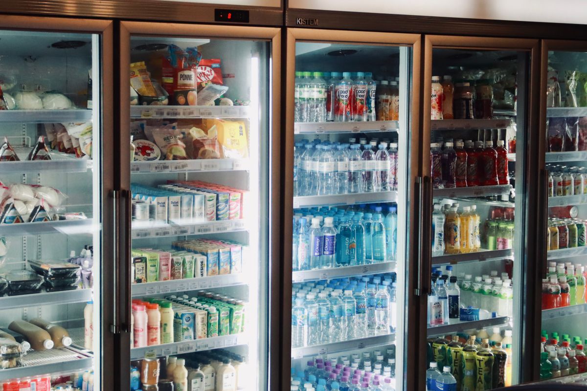 Bebidas y snacks organizados en nevera