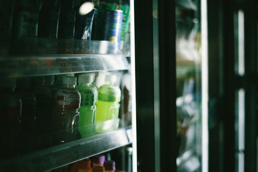 Bebidas variadas en refrigerador comercial