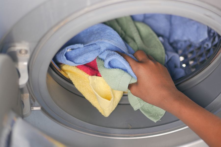 Carga de ropa delicada en lavadora frontal