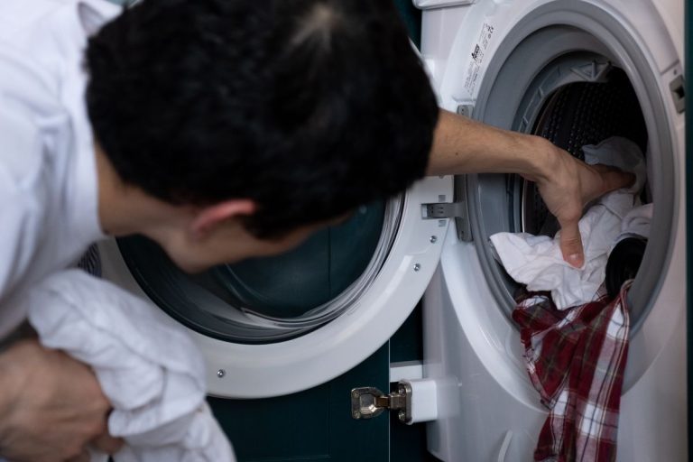 Carga de ropa en lavadora doméstica