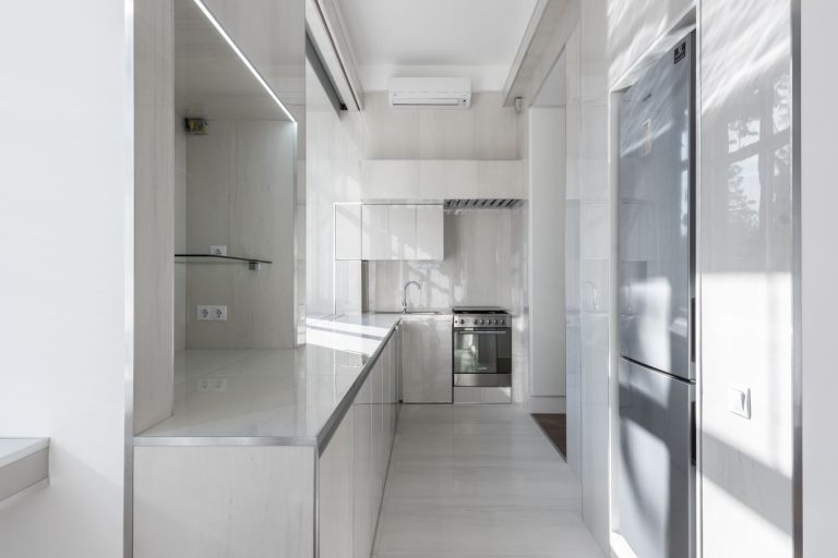 Cocina moderna con electrodomésticos y nevera