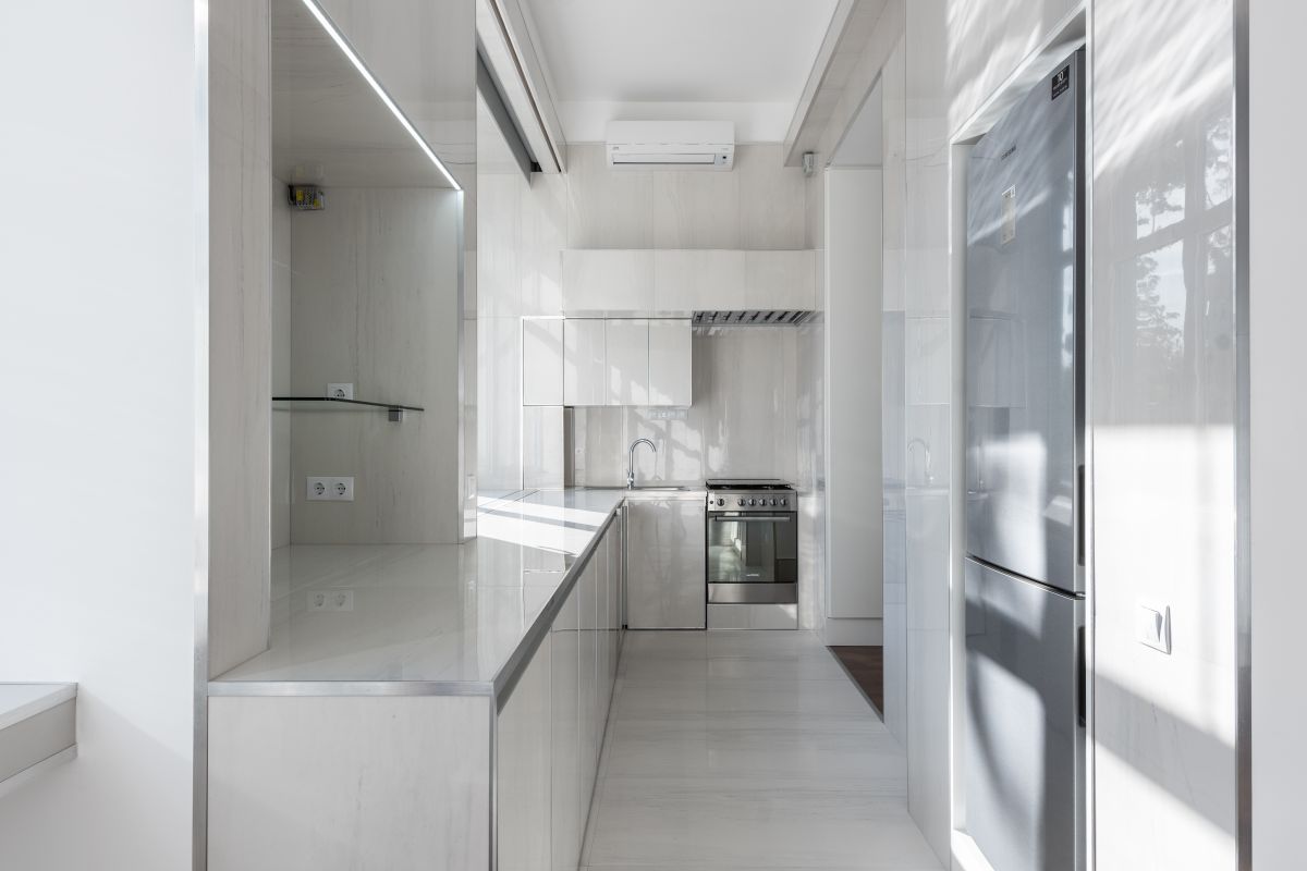 Cocina moderna con electrodomésticos y nevera