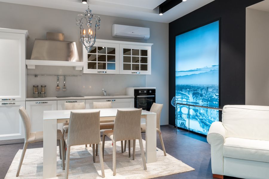 Comedor moderno en apartamento con aire acondicionado split