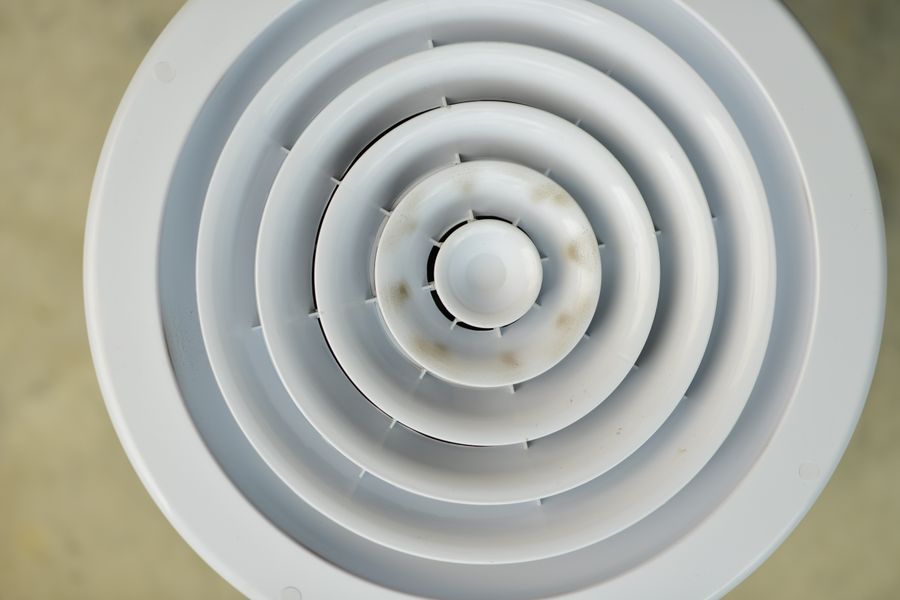 rejilla ventilador suciedad acumulada 1 Rejilla de ventilador con suciedad acumulada