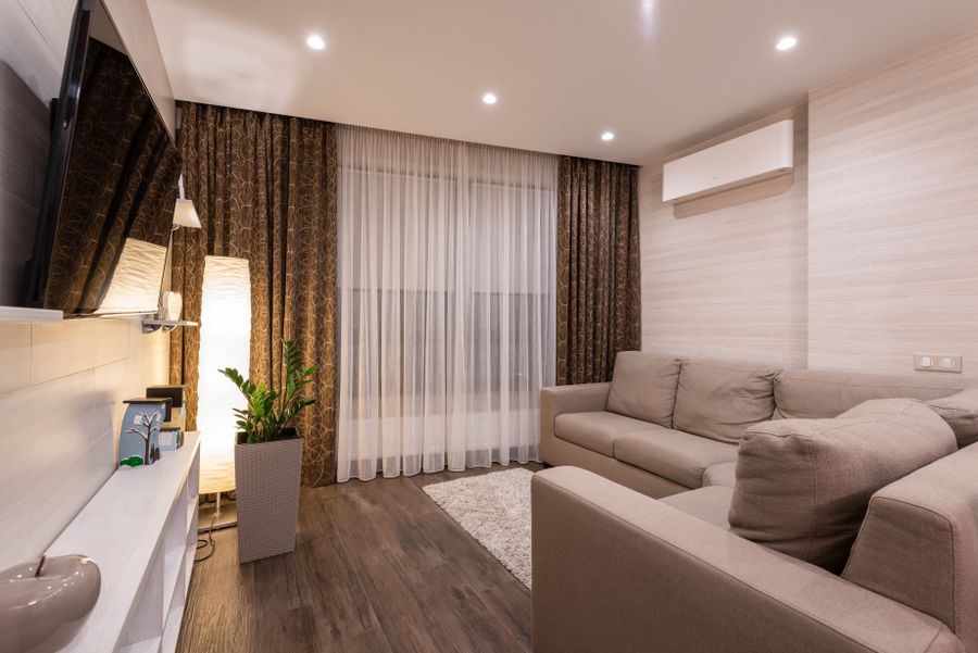 Sala de estar con aire acondicionado split