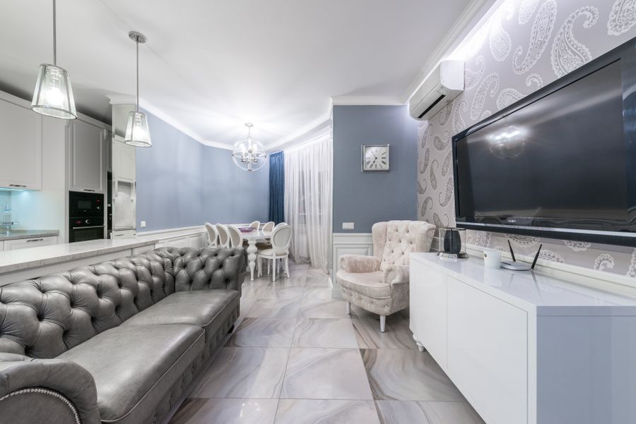 Sala moderna con mobiliario y sistemas de climatización