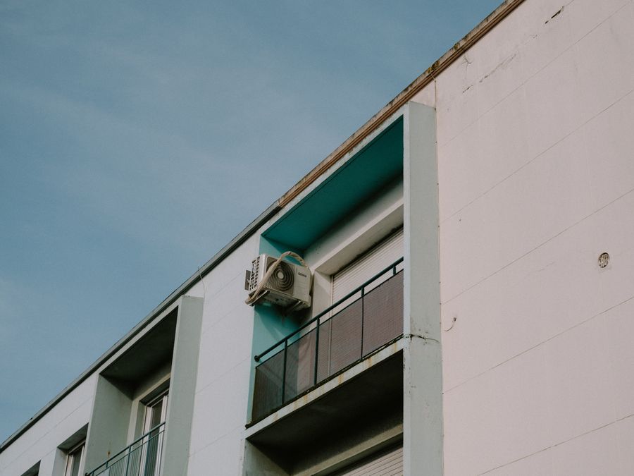 Unidad de aire acondicionado en edificio moderno
