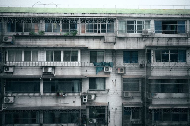 Unidades de aire acondicionado en edificio residencial