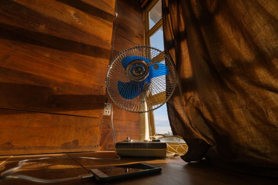 Ventilador eléctrico y teléfono móvil vintage