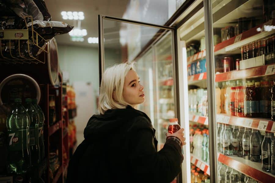 Bebidas refrigeradas en nevera de frío directo