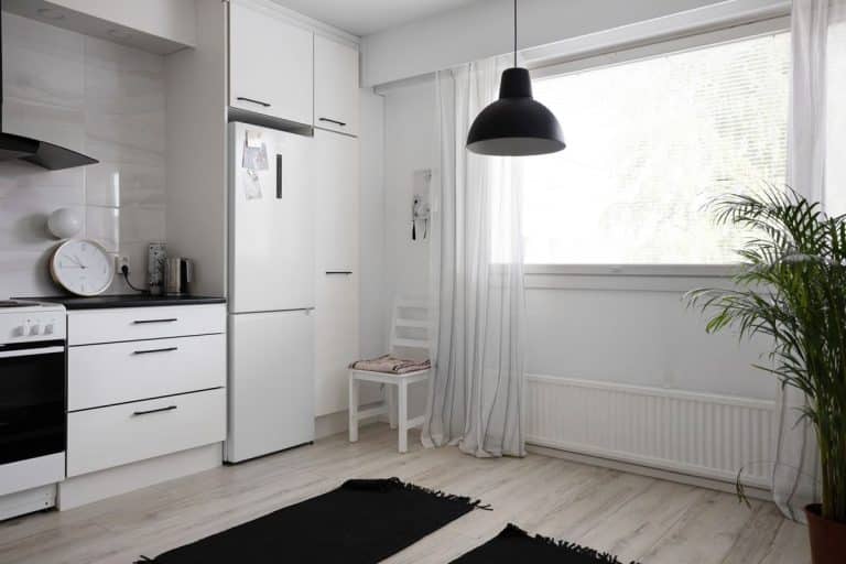 Cocina moderna minimalista con nevera no frost