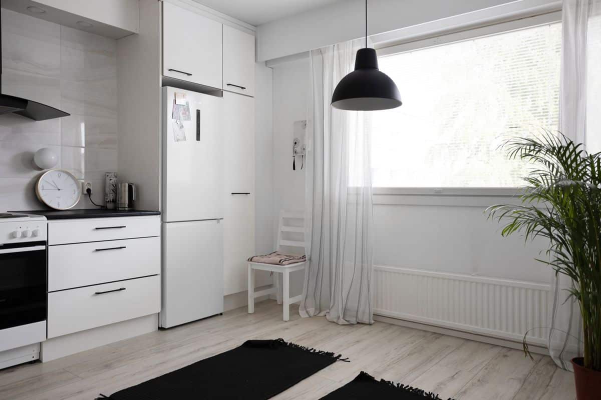 Cocina moderna minimalista con nevera no frost
