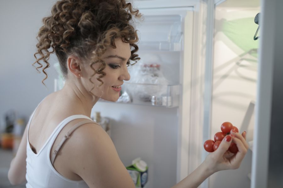 Fruta para desayuno junto a nevera abierta